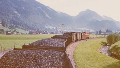 Güterzug auf dem Weg nach Bezau mit einer Ladung Kohle für das Wälderhaus im Jahre 1972 Kohletransport vor Bezau - Urheber Willi Galehr Egg